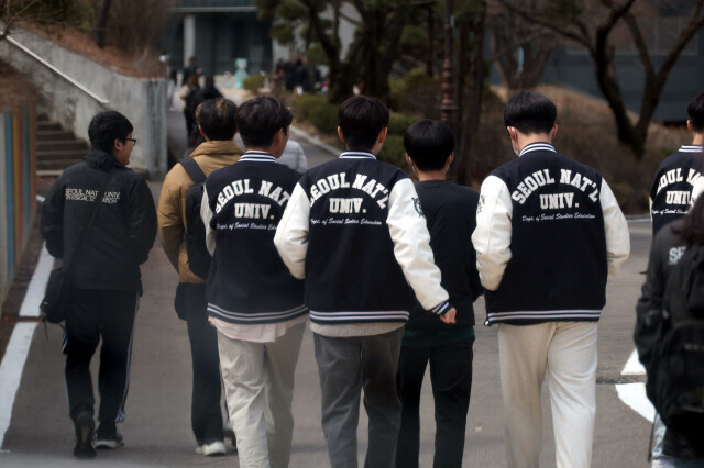 서울대학교 학생들이 서울대 과잠(학과 점퍼)을 입고 서울 관악캠퍼스를 걷고 있는 모습. 한겨레 자료사진