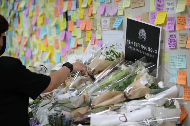 지난해 9월18일 서울 중구 신당역에 마련된 ‘신당역 스토킹 살인사건’ 피해자 추모 공간에 시민들이 적은 추모 메시지가 붙어 있다. 같은 달 14일 신당역에서 순찰 중이던 여성 역무원을 남성 직장 동료가 살해한 사건이 벌어졌다. 백소아 기자 thanks@hani.co.kr