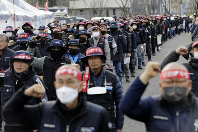 화물연대 조합원들이 지난해 11월29일 경기 의왕시 이동 의왕내륙컨테이너기지 앞에서 정부의 업무개시명령을 거부하는 결의대회를 하고 있다. 김명진 기자 littleprince@hani.co.kr