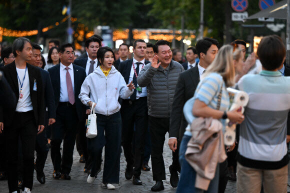 북대서양조약기구(NATO·나토) 정상회의 참석차 리투아니아를 방문 중인 윤석열 대통령과 김건희 여사가 10일(현지시각) 빌뉴스 구시가지를 산책하던 중 식당 야외 자리에서 식사 중인 피트 리케츠 미국 상원의원과 인사하고 있다. 연합뉴스