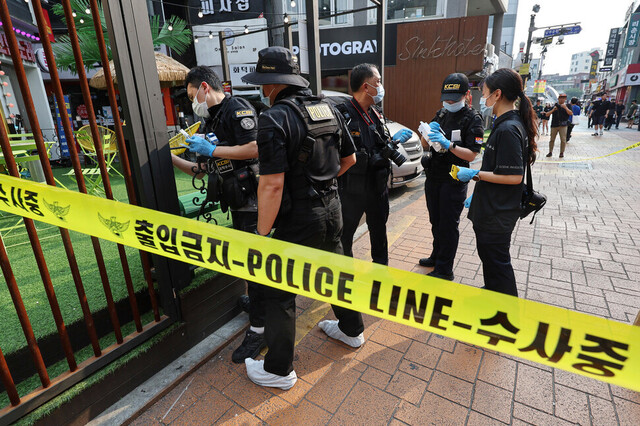 지난 21일 오후 ‘흉기 난동’ 사건이 발생한 서울 관악구 신림동 신림역 4번 출구 인근에 폴리스라인이 설치돼 있다. 연합뉴스