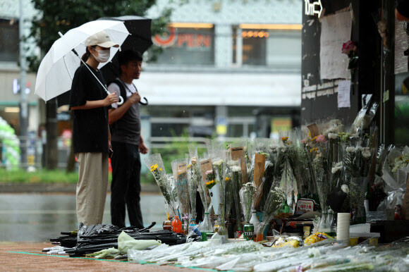 23일 오전 서울 관악구 신림동 신림역 인근 상가 골목에 마련된 ‘흉기 난동’ 사건으로 숨진 피해자들을 추모하는 공간을 찾은 시민들이 고인의 명복을 빌고 있다. 연합뉴스