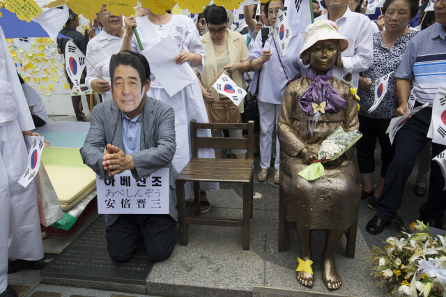 일제강점하유족회가 2016년 8월15일 일본 정부에 사과와 배상을 요구하는 규탄대회를 열면서 아베 신조 일본 총리의 사과 행위극을 벌이고 있다. 한겨레 자료사진