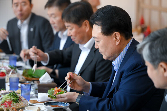 윤석열 대통령이 31일 서울 동작구 노량진수산시장에서 구매한 우리 수산물로 점심을 먹고 있다. 대통령실 제공