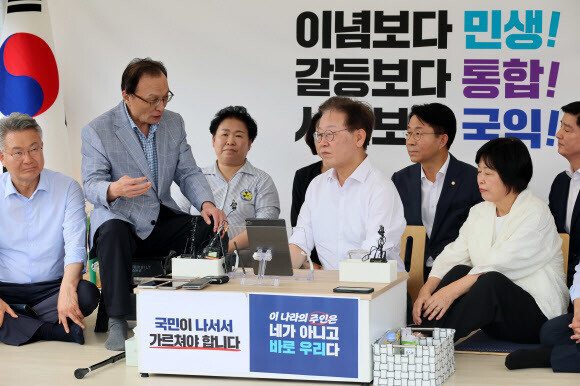 이해찬 전 더불어민주당 대표가 4일 국회 앞에서 단식투쟁 중인 이재명 대표와 대화하고 있다. 연합뉴스