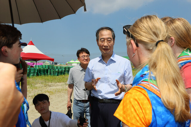 한덕수 국무총리가 8월5일 전북 부안군에서 열리는 ‘2023 새만금 세계스카우트잼버리’ 대회장을 방문해 상황을 점검하고 있다. 국무총리비서실 제공