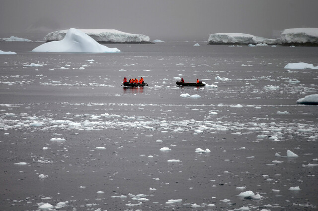 칠레 해군 장교들이 2015년 1월22일 남극의 칠레 베르나르도 오이긴스 기지로 과학자들을 수송하고 있다. AP 연합뉴스