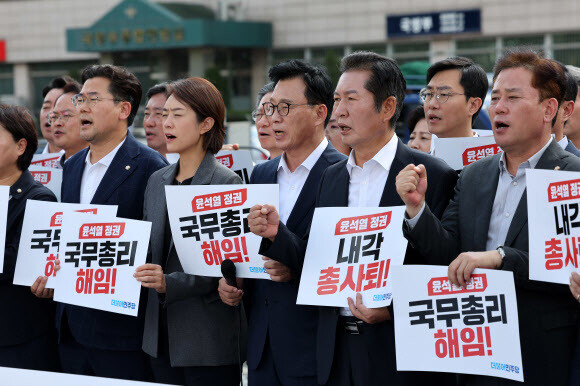 박광온 더불어민주당 원내대표와 의원들이 18일 서울 용산구 대통령실 앞에서 윤석열 정권 국정 전면 쇄신과 국무총리 해임, 내각 총사퇴를 촉구하며 시위를 열고 있다. 연합뉴스