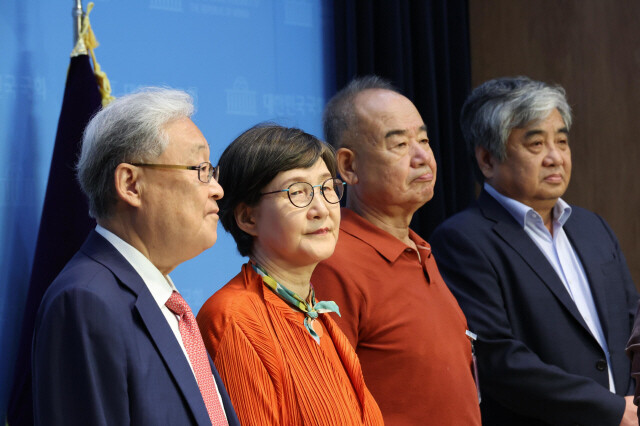 정연주 전 방송통신심의위원장(왼쪽부터), 권태선 방송문화진흥회 이사장, 남영진 전 한국방송(KBS) 이사장, 한상혁 전 방송통신위원장 등이 11일 오후 국회 소통관에서 ‘해직 방송 기관장’ 긴급 기자회견을 열어 윤석열 정부의 언론 장악 행태를 비판하고 있다. 김봉규 선임기자 bong9@hani.co.kr