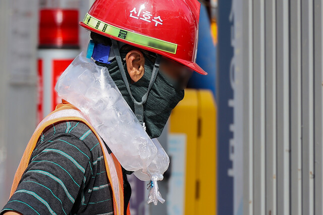 폭염이 계속된 8월4일 대구 중구의 한 공사장에서 근로자가 목에 얼음주머니를 두르고 더위를 이겨내고 있다. 연합뉴스