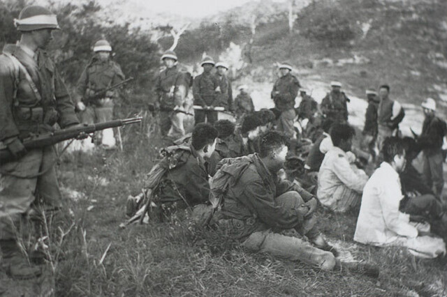 1948년 10월 여순사건 당시 진압군이 총을 든 채 반란군을 감시하고 있다.여수지역사회연구소 누리집 갈무리