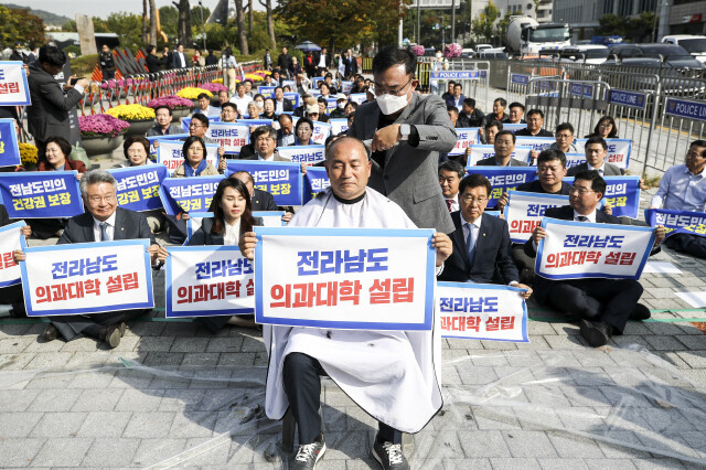 김원이 더불어민주당 의원이 지난 18일 서울 용산구 전쟁기념관 앞에서 정부를 상대로 전라남도 의과대학 신설을 촉구하며 삭발하고 있다. 공동취재사진