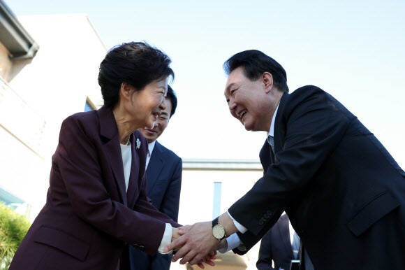 윤석열 대통령이 7일 대구 달성군 박근혜 전 대통령의 사저를 방문해 박 전 대통령과 인사하고 있다. 대통령실 제공