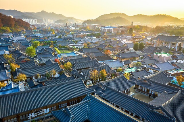 전주한옥마을의 오목대에서 내려다본 한옥마을 전경. 전주시 제공