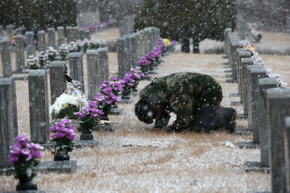 2013년 12월12일 12·12 군사반란 때 반란군에 맞서다 숨진 정선엽 병장의 묘 앞에 참군인김오랑기념사업회 김준철 사무국장이 절하며 고인의 넋을 기리고 있다. 류우종 기자 wjryu@hani.co.kr