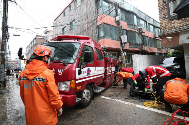 지난해 8월 수도권 집중호우로 피해를 본 서울의 한 반지하주택에서 소방관들이 구조작업을 벌이고 있다. 백소아 기자 thanks@hani.co.kr