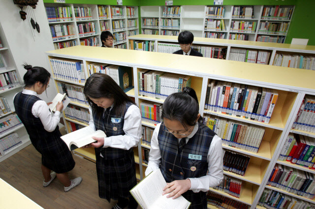 서울 관악구 봉천동 관악중학교 도서관에서 학생들이 책을 읽고 있다. 이정아 기자 leej@hani.co.kr