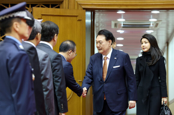 네덜란드 국빈 방문 일정을 마치고 귀국한 윤석열 대통령이 15일 경기 성남시 서울공항 2층 실내행사장에서 마중 나온 윤재옥 국민의힘 당 대표 권한대행 겸 원내대표와 악수하고 있다. 연합뉴스