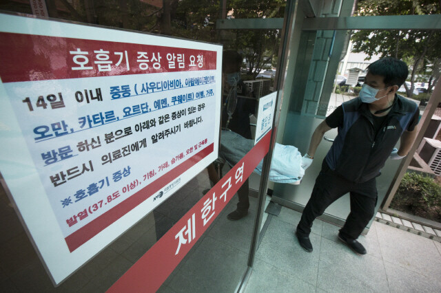 중동호흡기증후군(메르스) 확진 환자가 15명으로 늘어난 31일 오전 문형표 보건복지부 장관이 서울 광화문 정부서울청사 합동브리핑실에서 정부 차원의 대책을 발표하기 위해 단상에 서 있다. 탁기형 선임기자 khtak@hani.co.kr