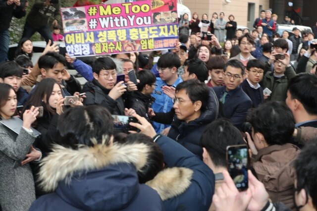 지난 3월9일 서울서부지검에 안희정 전 지사가 자진 출두하고 있다. 강창광 기자 chang@hani.co.kr