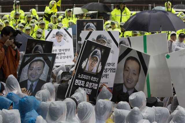 전국금속노조 조합원들이 2016년 6월15일 오후 서울 서초구 양재동 현대자동차그룹 사옥 앞에서 열린 '2016 투쟁승리 결의대회'에서 재벌개혁과 제조업발전특별법제정을 주장한 뒤 유성기업 고 한광호 씨를 추모하며 '꽃리 100리' 행진에 참석하고 있다. 이들은 이날 현대차의 책임을 묻기 위해 현대차 사옥 앞에 분향소 설치를 요구했지만 현대차 직원과 경찰은 이를 저지했다. 김성광 flysg2@hani.co.kr