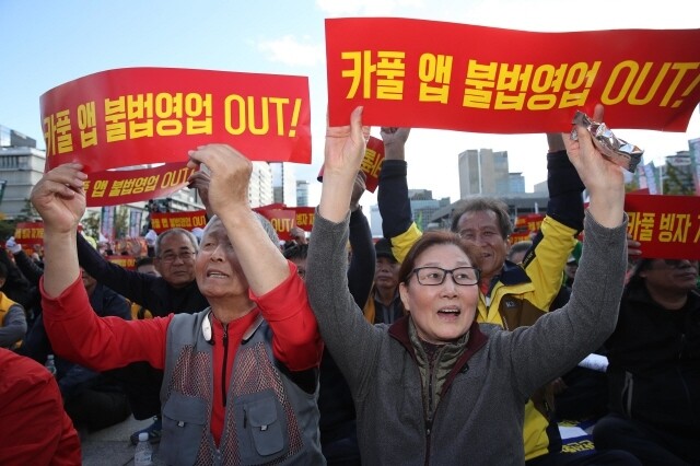 카카오의 카풀 서비스에 반대하는 전국 택시 산업 종사자들이 지난 10월18일 서울 광화문광장에서 열린 '택시 생존권 사수 결의대회'에서 구호를 외치며 집회를 열고 있다. 김봉규 선임기자 bong9@hani.co.kr