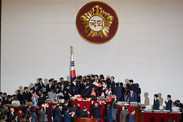 ‘공직선거법 개정안\' 투표가 예정된 27일 국회 본회의장의 문희상 국회의장석을 둘러싸고 여야 의원들이 심한 몸싸움을 벌이고 있다. 연합뉴스