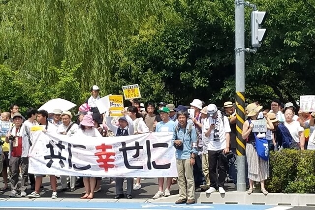 2017년 7월 일본 가나가와현 가와사키시 평화공원에서 시민들이 ‘같이 행복하게’라고 쓰인 펼침막을 들고 헤이트 스피치 반대 시위를 했을 때의 모습. &lt;한겨레&gt; 자료 사진