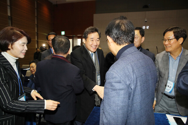 이낙연 전 국무총리가 22일 서울 용산구 백범김구기념관에서 열린 더불어민주당 제21대 총선 입후보자 교육연수에서 참석자들과 인사하고 있다. 연합뉴스