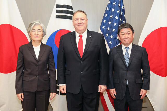 지난 14일 미국 샌프란시스코 인근 팰로앨토의 포시즌 호텔에서 열린 한·미·일 외교장관회담에 참석한 강경화 외교부 장관, 마이크 폼페이오 미국 국무장관, 모테기 도시미쓰 일본 외무상이 기념촬영을 하고 있다. 외교부 제공