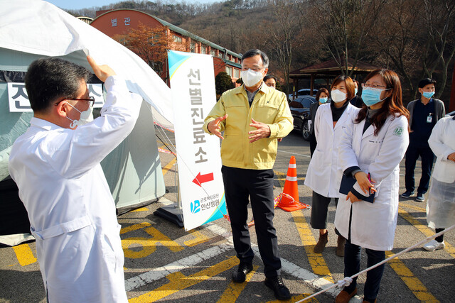 심경우 근로복지공단 이사장이 10일 공단 안산병원에 설치된 신종 코로나바이러스 감염증 선별진료소를 방문해 운영 상황을 점검하고 있다. 근로복지공단 제공