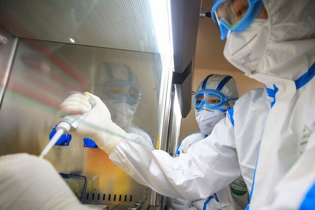 19일 중국 후난성 헝양의 한 연구소에서 연구자들이 코로나19 바이러스에 대한 실험을 하고 있다. 헝양/AFP 연합뉴스