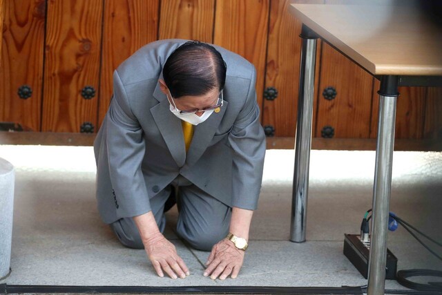 이만희 신천지예수교 총회장이 2일 오후 경기 가평 신천지 연수원에서 코로나19 관련 기자회견 중 사죄의 큰절을 올리고 있다. 공동취재단
