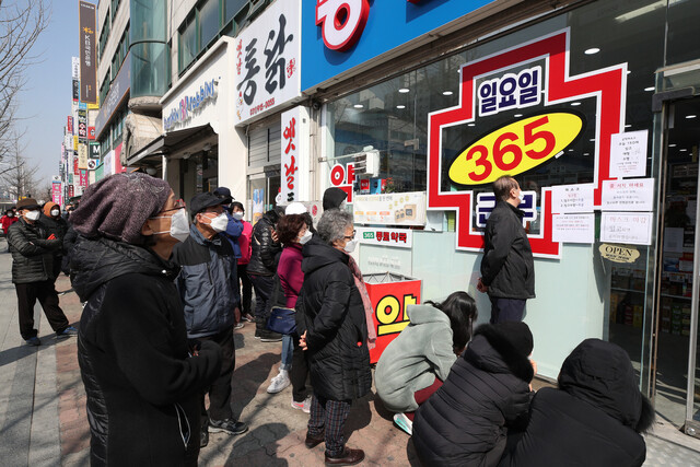 휴일인 8일 오전 경기 고양시의 한 약국 앞에 공적 마스크를 구매하려는 시민들이 줄을 서고 있다. 김봉규 선임기자 bong9@hani.co.kr