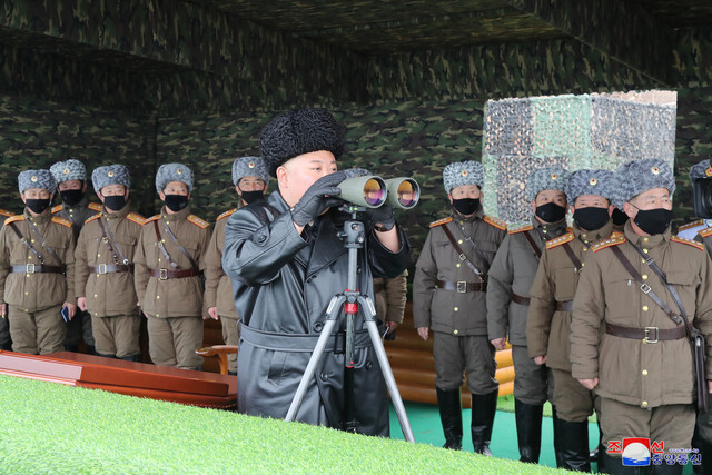 김정은 북한 국무위원장이 군 합동타격훈련 모습을 지켜보고 있다고 조선중앙통신이 지난달 28일 보도했다. 북한군들이 모두 마스크를 쓰고 있다. 조선중앙통신 연합뉴스