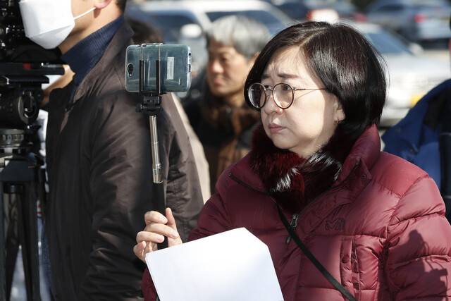 ‘조선동아거짓과배신의 100년청산시민행동’이 5일 오전 서울 조선일보사 옆 원표공원에서 연 기자회견에서 김언경 민언련 사무처장이 친일, 독재 찬양, 반민주 반노동 보도에 대한 조선일보의 반성을 촉구하는 참가자들의 발언을 녹화하고 있다. 이정아 기자 leej@hani.co.kr