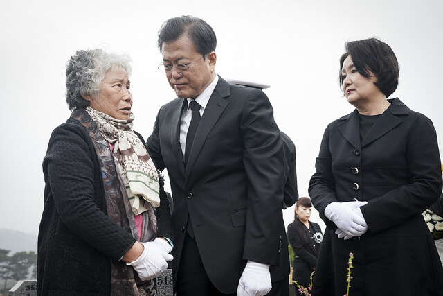 문재인 대통령이 27일 국립대전현충원에서 열린 서해수호의날 기념식 뒤 묘역을 참배하며 유가족을 위로하고 있다. 청와대 제공