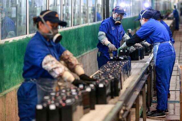 30일 중국 동부 안후이성 화이베이의 배터리 공장에서 노동자들이 한창 조업 중이다. AFP 연합뉴스