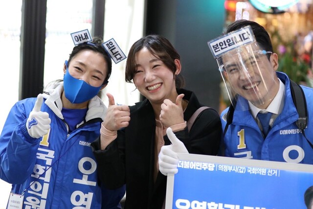 오영환 당선인(오른쪽)과 부인 김자인(왼쪽)씨가 선거운동 중 만난 지역 주민과 기념사진을 찍고 있다.