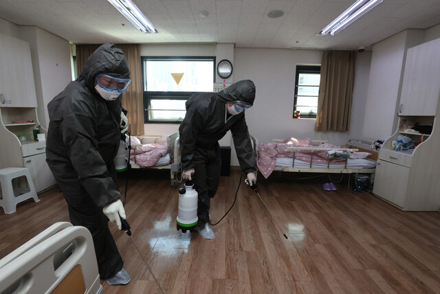 지난달 18일 오후 서울 성동구 마장동 이암요양원에서 요양원과 성동구청 관계자들이 방역 작업을 하고 있다. 이정아 기자 leej@hani.co.kr