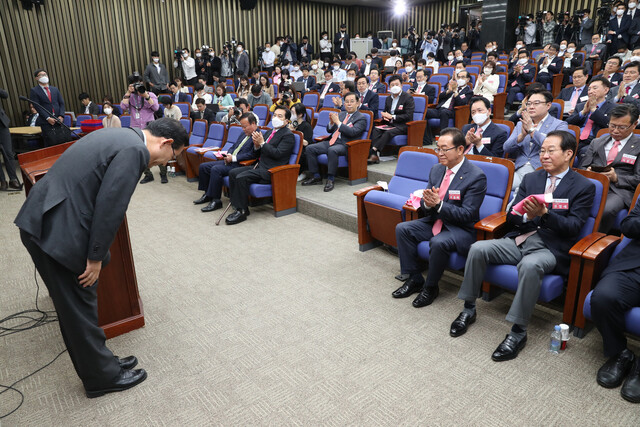 21대 국회 미래통합당 첫 원내대표에 선출된 주호영 의원이 8일 국회에서 열린 당선자총회에서 인사를 하고 있다. 연합뉴스