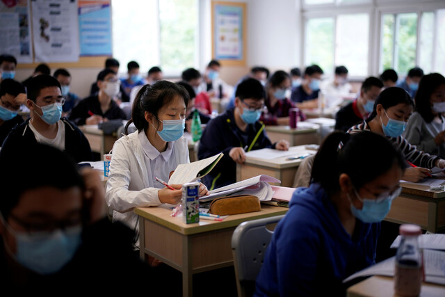 중국 상하이의 한 고등학교 교실에서 지난 7일 마스크를 쓴 채 수업하고 있다. 상하이/로이터 연합뉴스