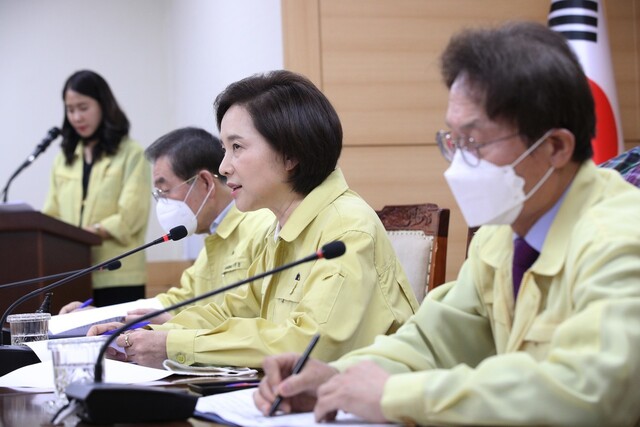 유은혜 사회부총리 겸 교육부 장관이 14일 오전 정부서울청사에서 학원, 노래방, 피시방 등 학생들이 많이 이용하는 다중이용시설의 코로나19 방역과 관련한 긴급회의에서 발언을 하고 있다. 왼쪽부터 박원순 서울시장, 유 부총리, 조희연 서울시교육감. 김봉규 선임기자 bong9@hani.co.kr