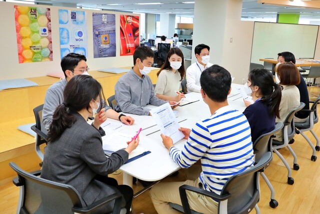 우리은행 본점 직원들이 자율복 차림으로 근무하고 있다. 우리은행 제공