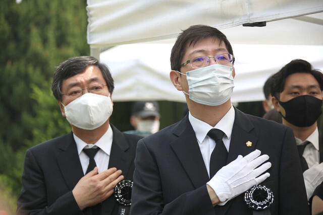 지난 10일 오전 서울 동작구 국립서울현충원에서 열린 고 이희호 전 김대중평화센터 이사장의 1주기 추도식에 차남 김홍업 김대중평화센터 이사장(왼쪽), 삼남 더불어민주당 김홍걸 의원이 국민의례를 하고 있다. 연합뉴스.