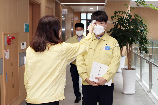 지난 1일 오전 경북 예천군의회에서 공무원들이 코로나19 감염 예방을 위해 발열 여부를 확인하고 있다. 예천군 제공