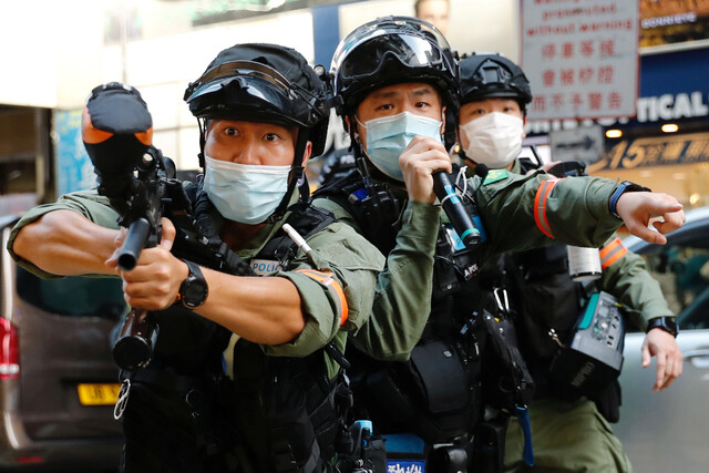 입법회 의원 선거 연기와 홍콩보안법 시행에 항의하는 시위가 벌어진 6일 오후 홍콩 경찰이 시위대를 향해 최루스프레이 총을 겨누고 있다. 홍콩/로이터 연합뉴스