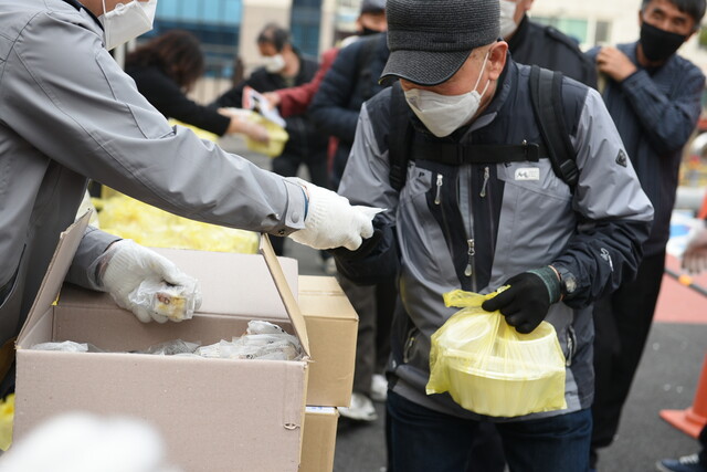 노숙인 무료급식소 경기도 성남 안나의집에서 가톨릭 봉사자들이 노숙인들에게 도시락을 나눠주고 있다. 사진 한마음한몸운동본부 제공