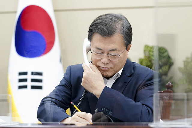 문재인 대통령이 10일 보리스 존슨 영국 총리와 통화를 하고 있다. 청와대 제공