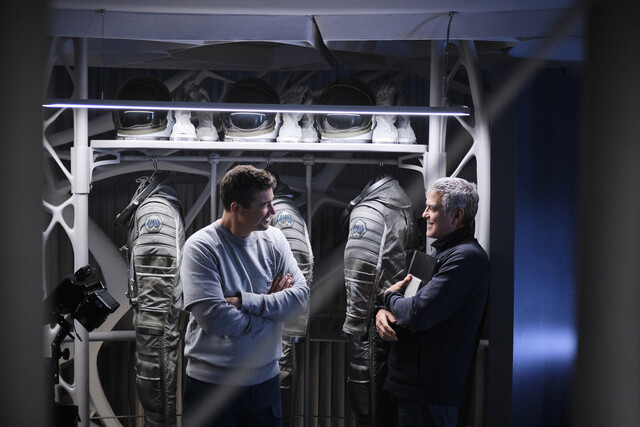 조지 클루니가 영화 <미드나이트 스카이>를 연출하는 모습. 넷플릭스 제공